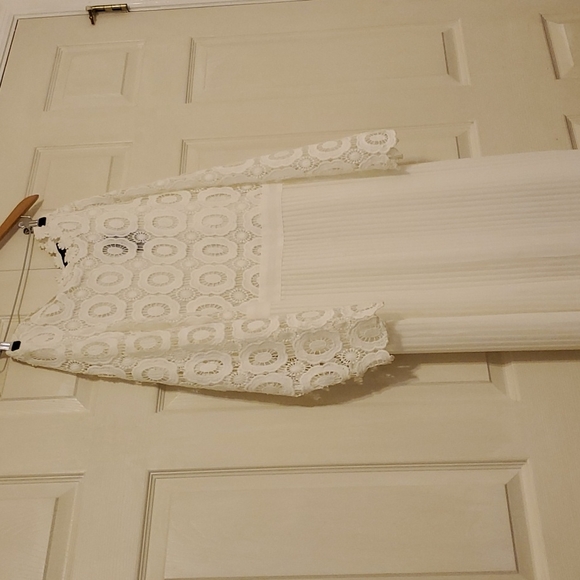 A VERY BEAUTIFUL LACE/PLEATED DRESS - Picture 2 of 6